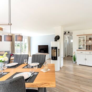 Essbereich mit Blick zum Eingangsbereich, Kaminofen und TV