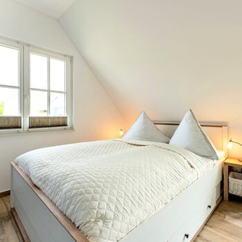 Schlafzimmer 1 mit Doppelbett und Balkonzugang