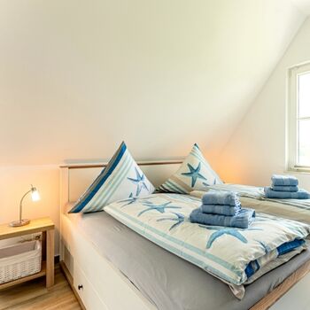 Schlafzimmer 2 mit Doppelbett und Balkonzugang