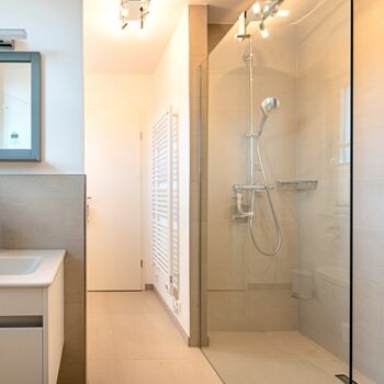 Saunabereich mit Dusche, Waschbecken und WC