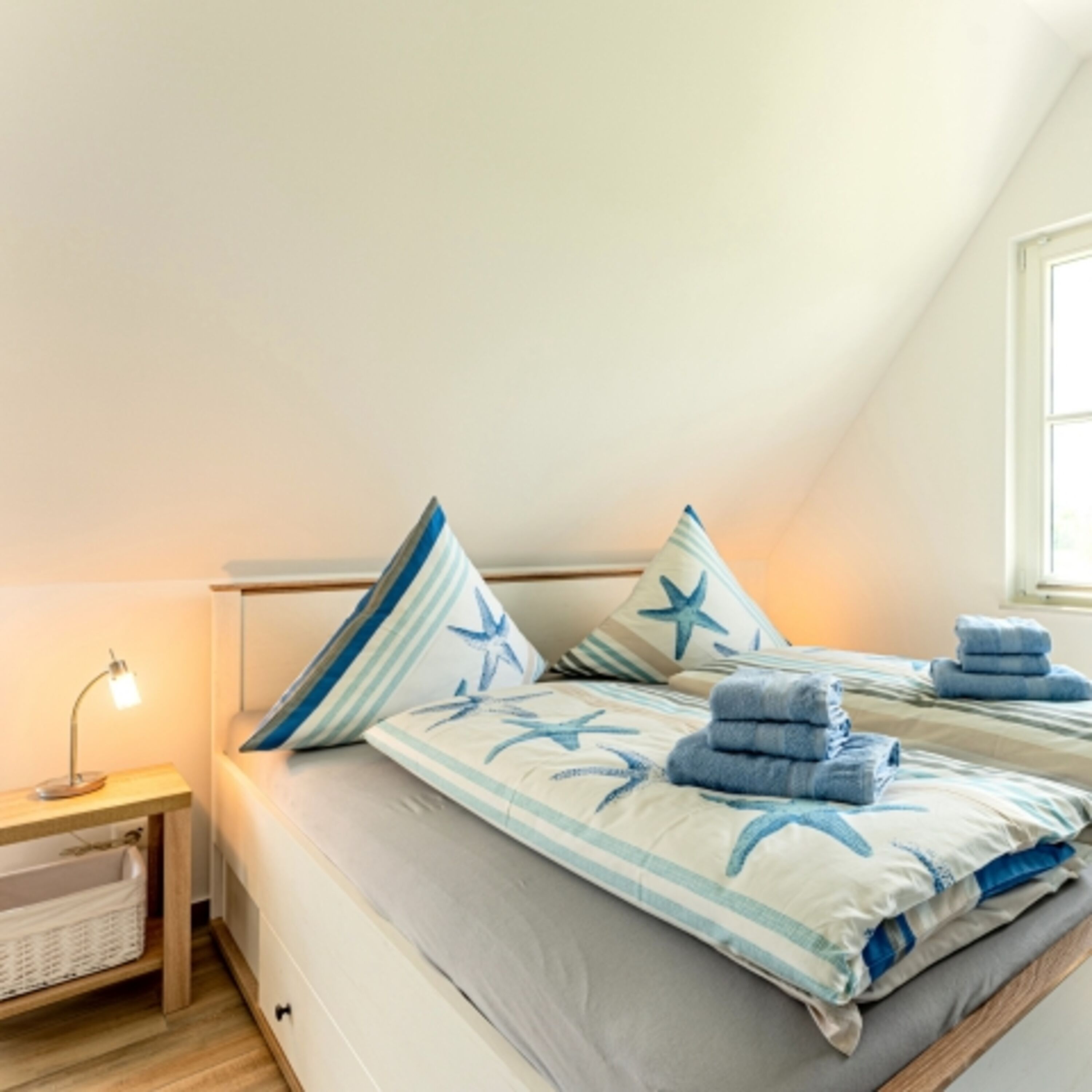 Schlafzimmer 2 mit Doppelbett und Balkonzugang