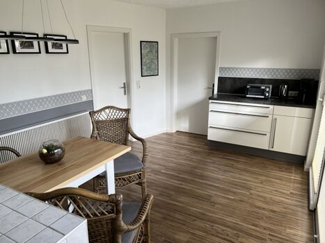 Essbereich mit Abstell undKüchengeräte