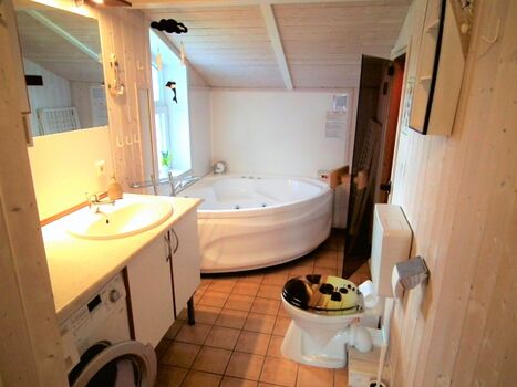 Bad mit Whirlpool und Sauna