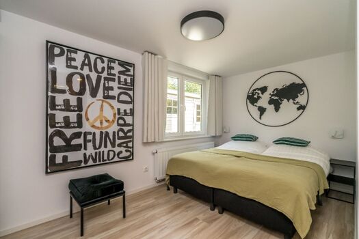 Schlafzimmer 2 mit 2 Einzelboxspringbetten