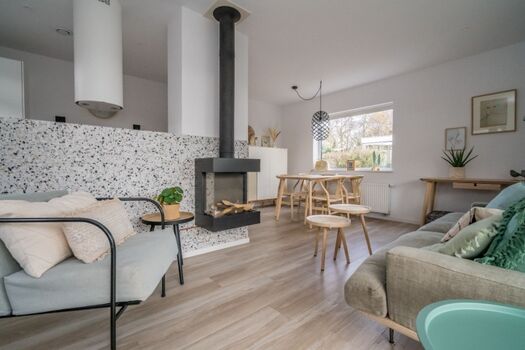 Das wunderschön eingerichtete Wohnzimmer mit Gaskamin