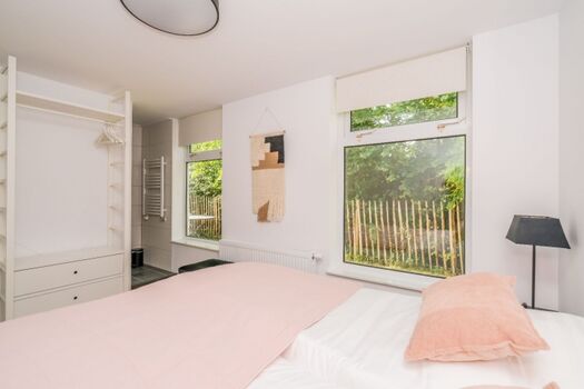 Schlafzimmer 1 mit 2 Boxspringbetten und Kleiderschrank