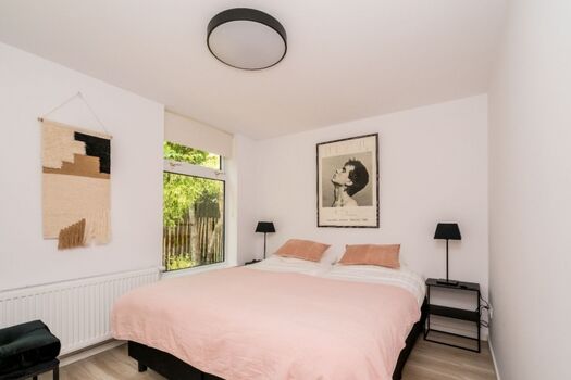 Schlafzimmer 1 mit 2 Boxspringbetten und Kleiderschrank