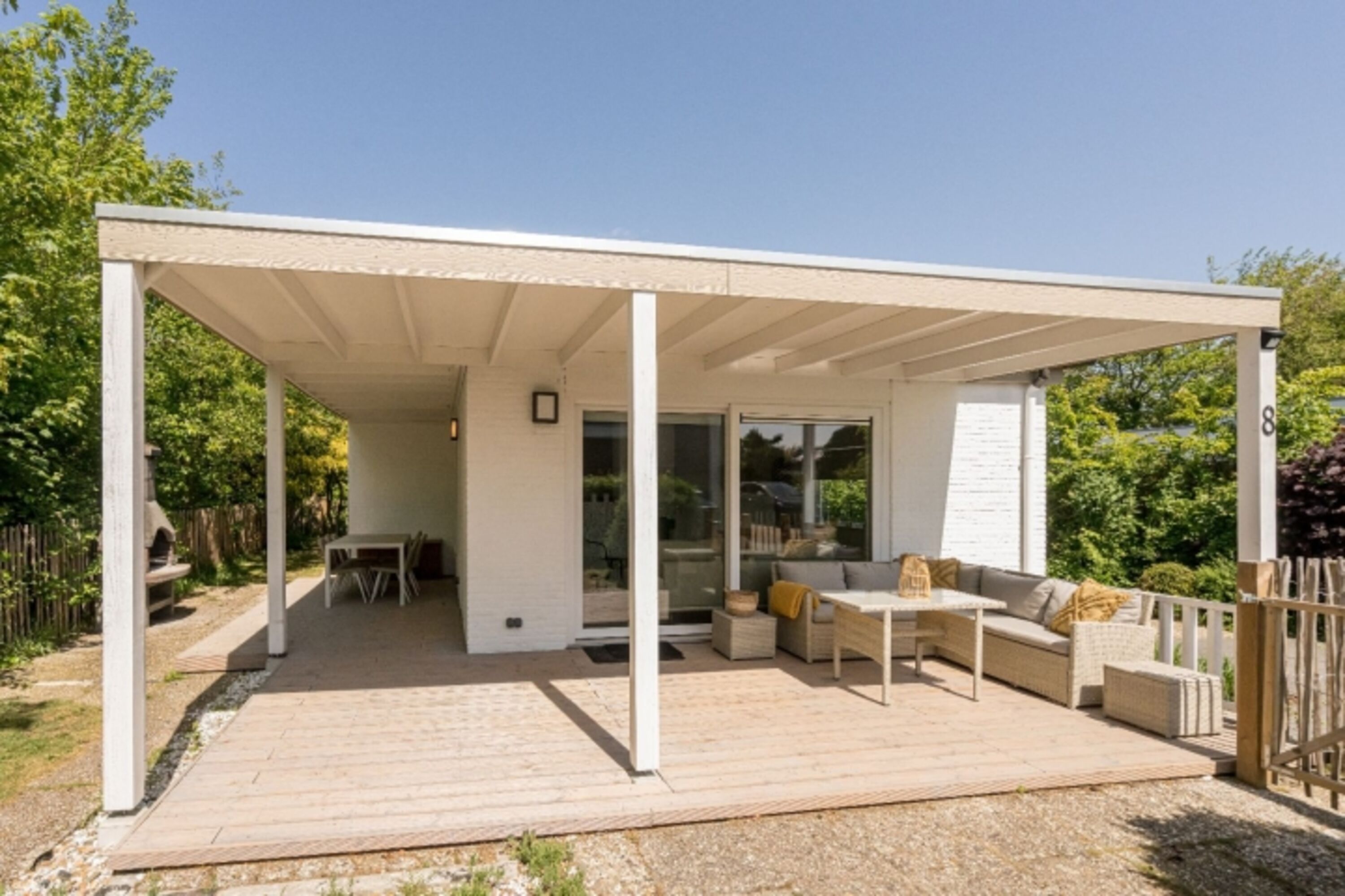 Die schöne überdachte Terrasse mit Gartengruppe und Lounge-Ecke
