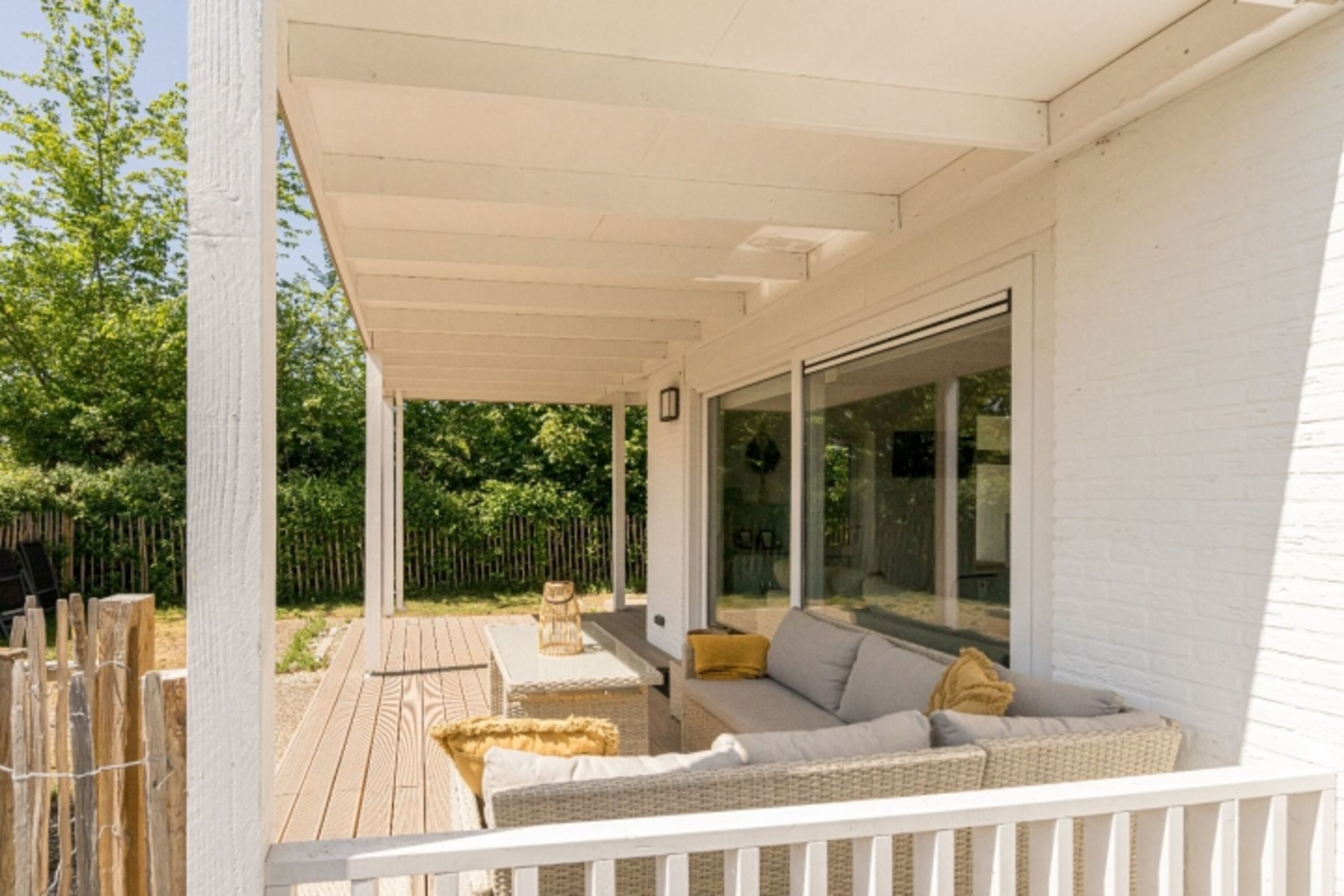Die schöne überdachte Terrasse mit Gartengruppe und Lounge-Ecke