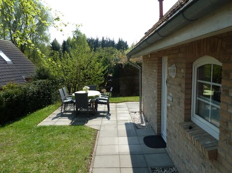 Terasse mit großem Tisch