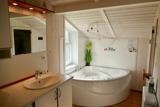 Bad mit Sauna und Whirlpool