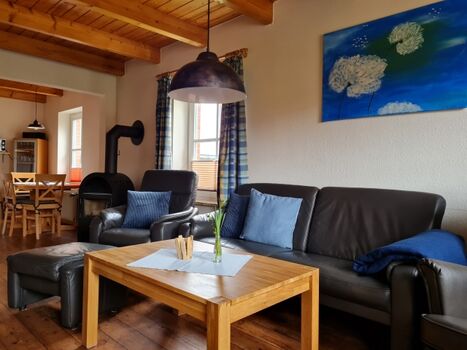 Wohn- und Essbereich mit Kamin