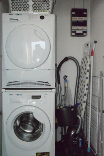 Haushaltsraum mit Waschmaschine und Trockner