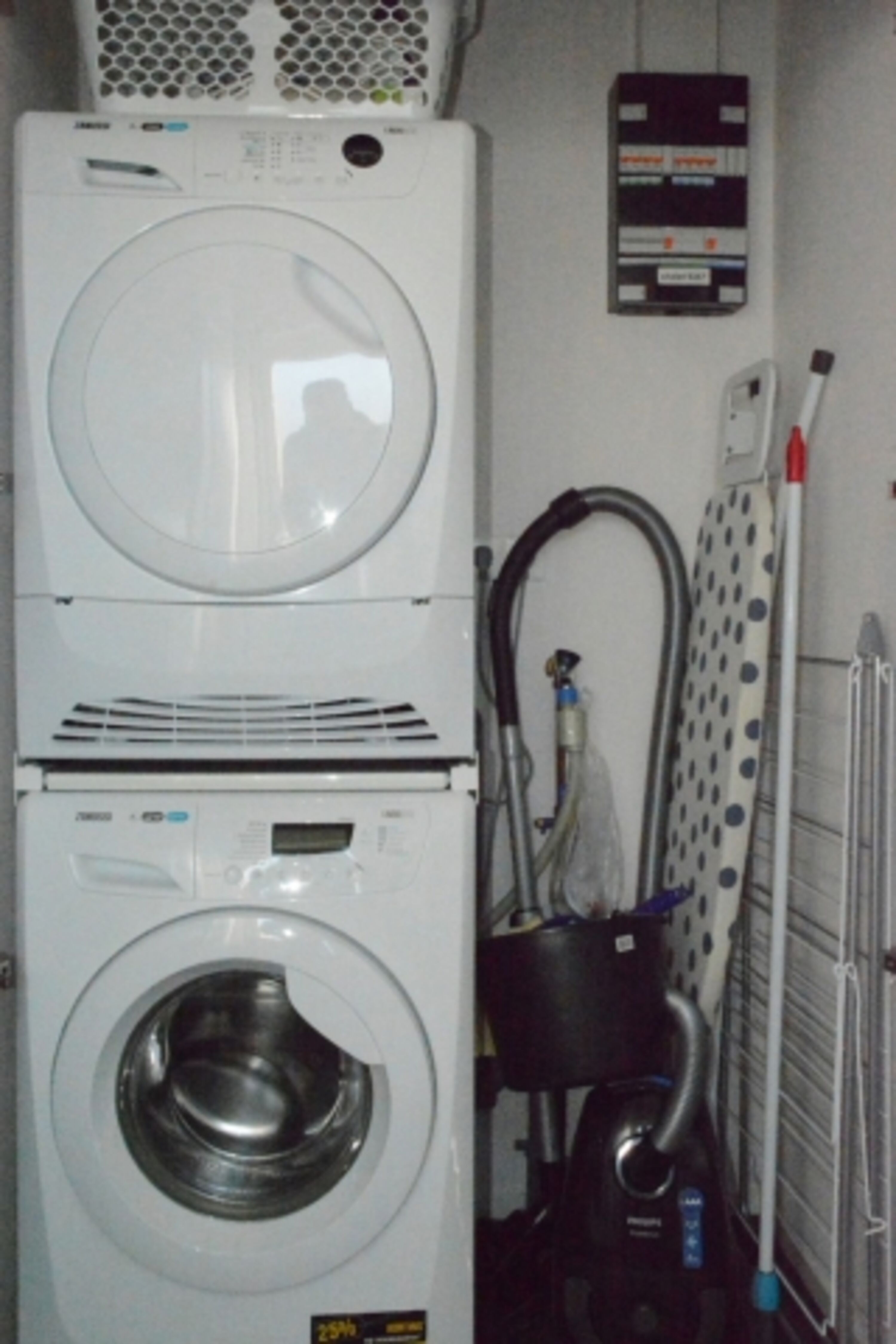 Haushaltsraum mit Waschmaschine und Trockner