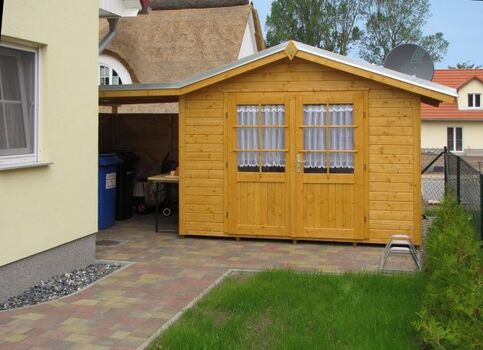 Hütte mit Unterstellplatz