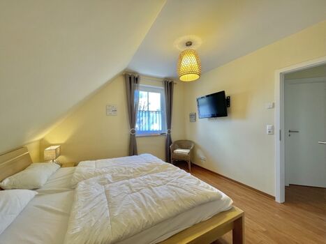 Schlafzimmer 2 im OG, Bett 180 x 200cm, SatTV,  Babybett