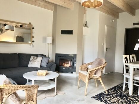 Aufenthaltsraum mit Kamin