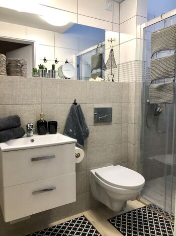 Badezimmer mit Dusche