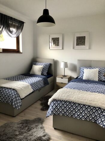 ein Schlafzimmer mit zwei Betten (90x200)