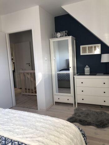 ein Schlafzimmer mit zwei Betten (90x200)