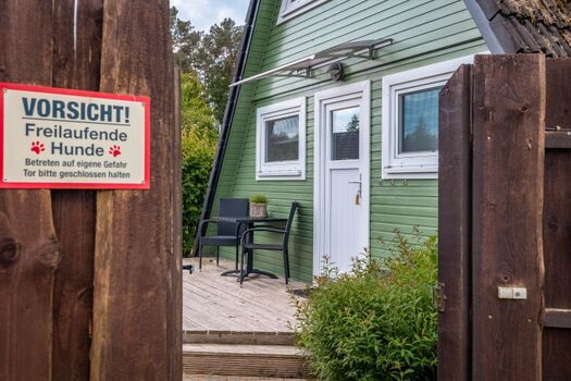 Eingang, komplett 180cm blickdicht eingezäunt!