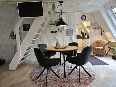 Esstisch mit Drehstühle