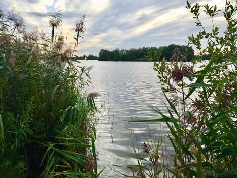 Hüttensee, mehrere Seen, Natur Rundwanderweg.