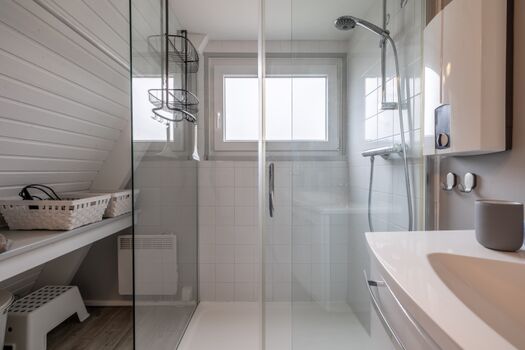 Badezimmer, gr. Glasdusche