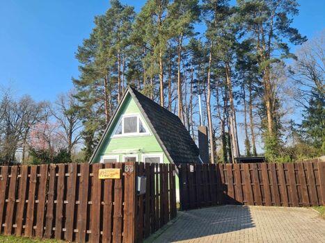 Eingang mit Parkplatz, Zaun 1,80 Mtr. hoch