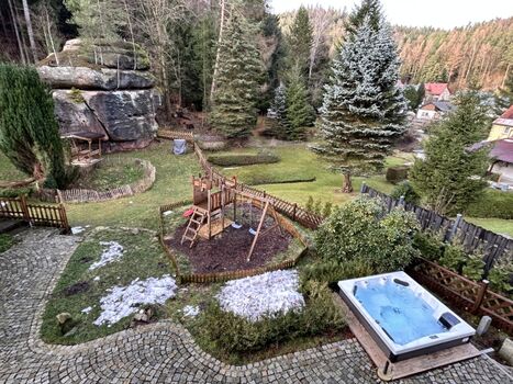 Blick auf den schönen Garten vom Waldferienhaus Dunja mit Kletterfels, Whirlpool und Grillhütte