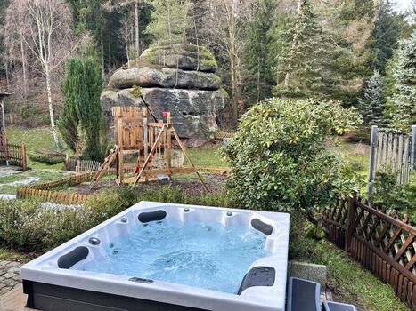Außenwhirlpool mit Blick in den Garten und zum Höllefelsen