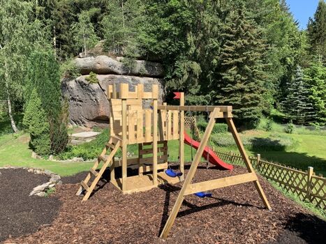 Kleiner Kinder-Abenteuerspielplatz im Garten