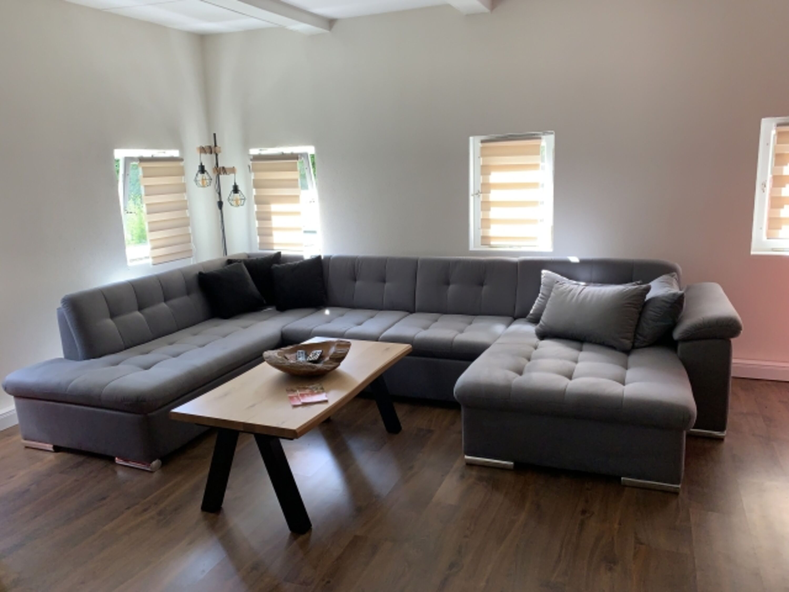 große Couch mit Schlaffunktion im Wohnzimmer