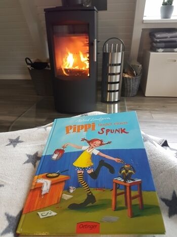 Kuscheliger Kaminofen mit Lesestoff von Pipi Langstrumpf.