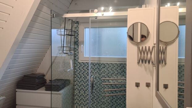 Badezimmer mit Glasdusche 120x90cm