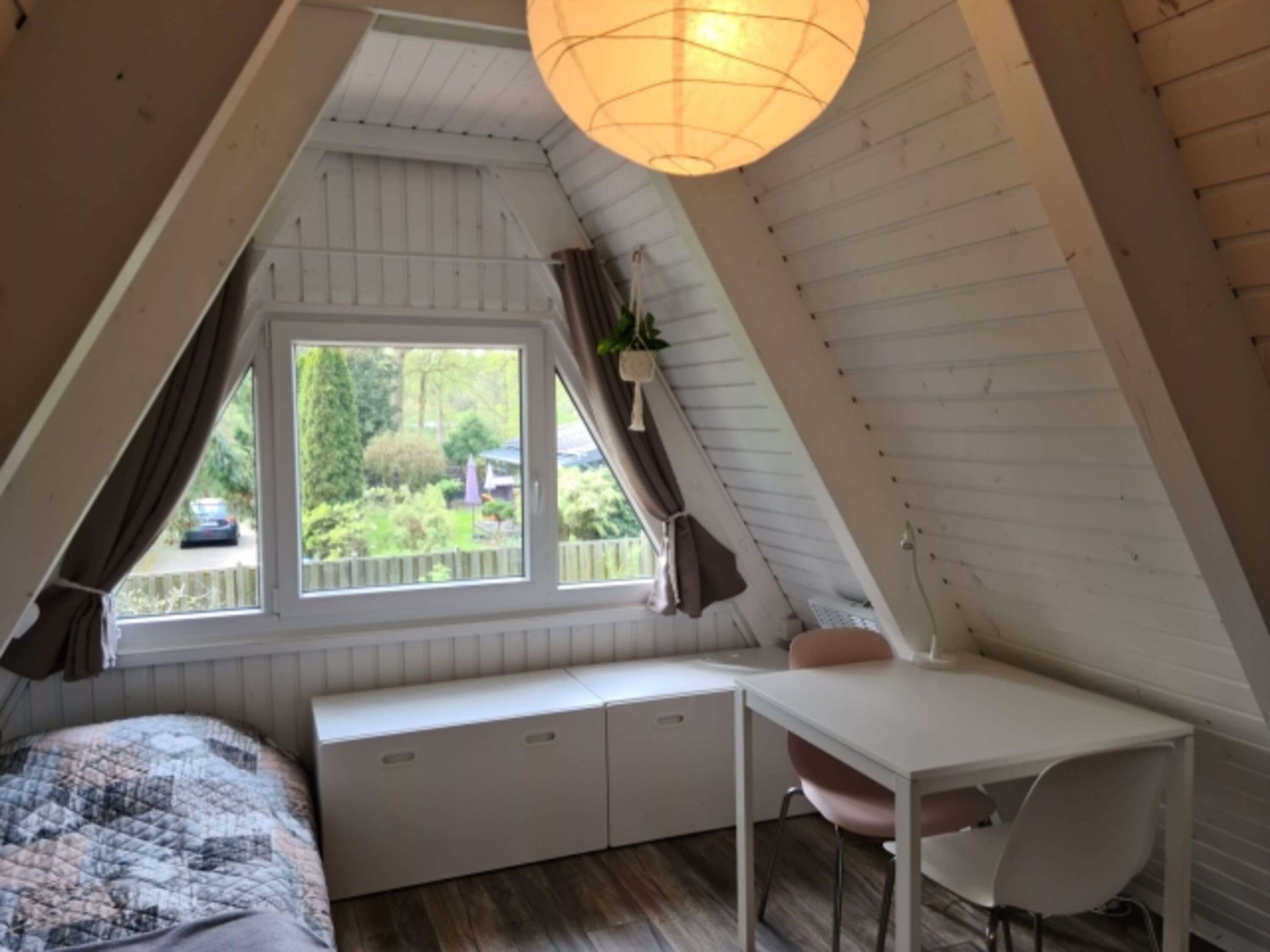 2 Bett Zimmer mit Tisch und Stühle