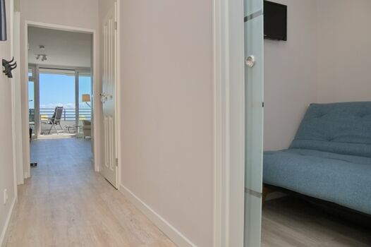 Das zweite Schlafzimmer ist mit einem skandinavischem Sofabett mit einer Schlafbreite von 140 cm und mit TV-Flatscreen ausgestattet.