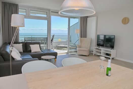 Vom großen Wohnzimmer hat man einen herrlichen Panoramablick auf die Ostsee. 