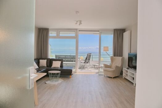 Vom großen Wohnzimmer hat man einen herrlichen Panoramablick auf die Ostsee. 