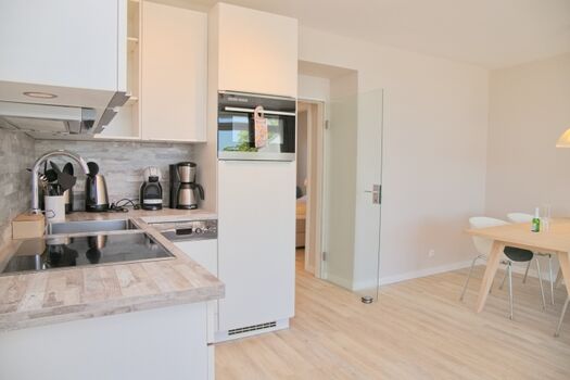 Moderne, sehr gut ausgestattete Küche.