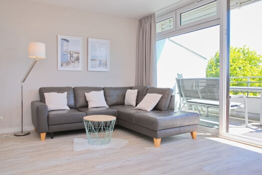 Eine Leder Soft lädt zum Entspannen vor dem 49“-LCD-SmartTV ein.