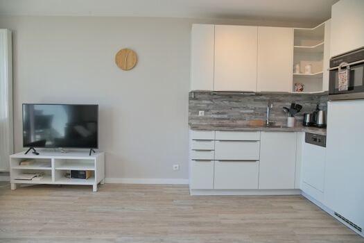 Das große Wohnzimmer mit offener Küche hat einen herrlichen Panoramablick auf die Ostsee. 