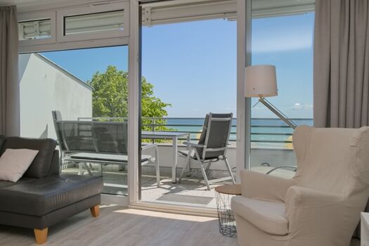 Vom großen Wohnzimmer hat man einen herrlichen Panoramablick auf die Ostsee. 