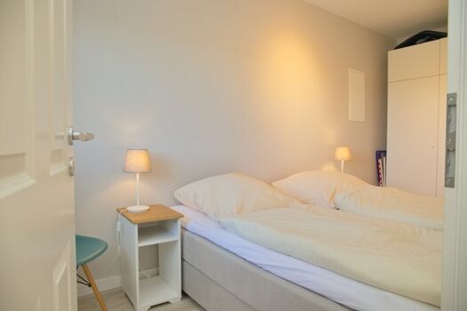 Das Hauptschlafzimmer ist mit einem 180x200 großes Doppelbett, einem großen Kleiderschrank und mit TV-Flatscreen ausgestattet.