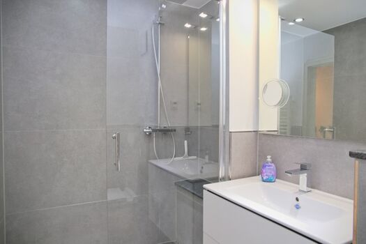 Modernes Bad mit großer begehbarer Dusche und Rainshower.