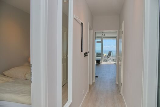 Vom Flur aus gelangen Sie in jeden Raum.