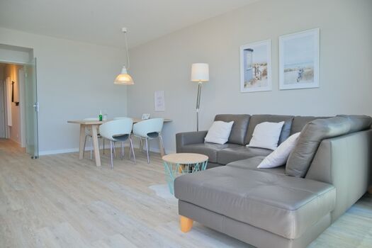 Eine Leder Soft lädt zum Entspannen vor dem 49“-LCD-SmartTV ein.