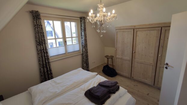 Schlafzimmer 2 mit Massivholzeinbauschrank