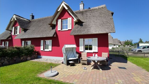 ... zu vier Stühlen zusätzlich noch Lounge-Ecksofa und Sonnenschirm im Gartenhaus