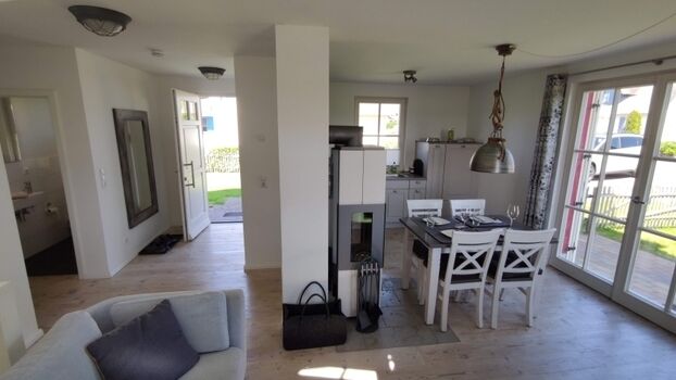 ...aus dem Wohnbereich gesehen... Hauseingang, Flur, Essbereich und dahinter Küche (Sofa ist erneuert, Leder schwarz)